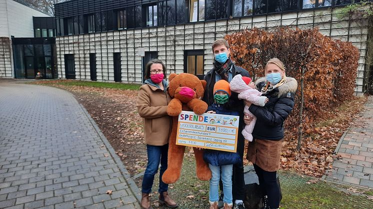 Kerstin Stadler präsentiert den Spendescheck mit der gesamte Familie: Max Dietrich, Angelina, Emilia-Frieda und Stephanie Bochnig