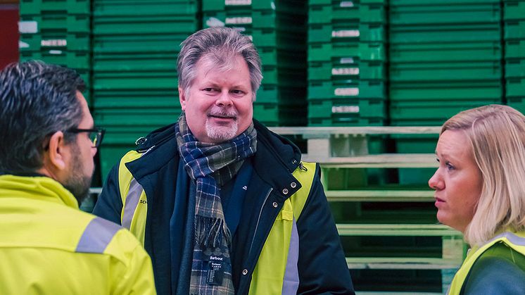 Kommunstyrelsens ordförande Axel Josefson (mitten) i samtal med Tony Ekvall, Branch Manager DB Schenker Gothenburg och Hanna Melander, Kvalitets- och Miljöchef, DB Schenker.