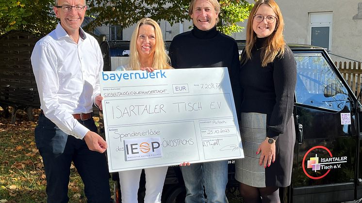 Wechselbonus für den guten Zweck: Das Bayernwerk und die IEP Pullach übergaben eine Spende über 7208,77 Euro an die 2. Vorsitzende des Isartaler Tisches, Heike Burges (2.v.li.).