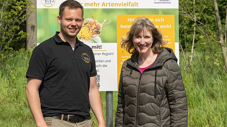 Gemeinsam für mehr Biodiversität in Deutschland: Felix Schulze-Varnholt (Artenglück) und Jenny Linnemann (Mondelēz International)