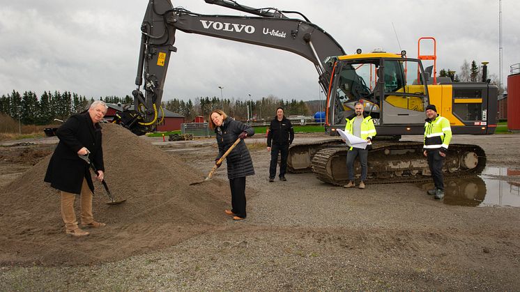 Kommunalråden i Nora kommun;  Tom Rymoen (M) och Solveig Oscarsson (S) tar de första spadtagen för nytt reningsverk den 16 november. Det kommer att betjäna Nora tätort, Ås, Gyttorp, LejLejonbacken, Alntorp m fl.