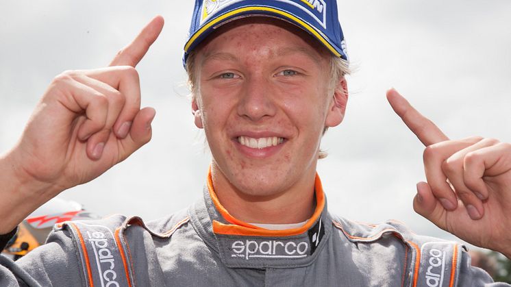 Joel Jern vann det första Clio Cup-racet i Falkenberg. I morgon, söndag, körs det andra. Foto: Tony Welam/STCC