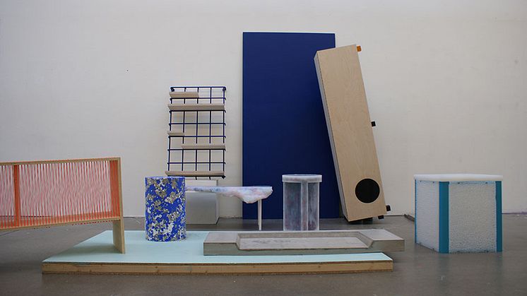 Bredvid, mitt emot, förbundet i kontrast – Konstfackstudenter undersöker juxtapositioner på Stockholm Furniture Fair