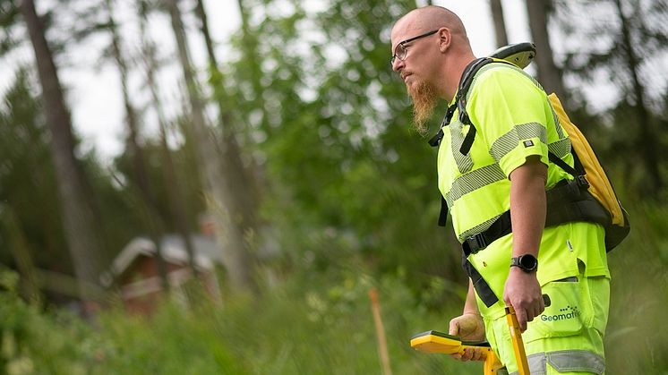 Robert Gradin, fälttekniker hos Geomatikk genomför koordinatsättning i samband med ledningsanvisning