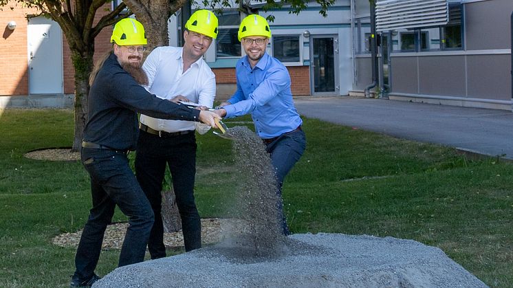 Här tas första spadtaget till en ny utbyggnad av Pfizers tillverkningsanläggning i Strängnäs. På bild från vänster Mikael Brunell, Johan Carlsson och Jakob Holmlund