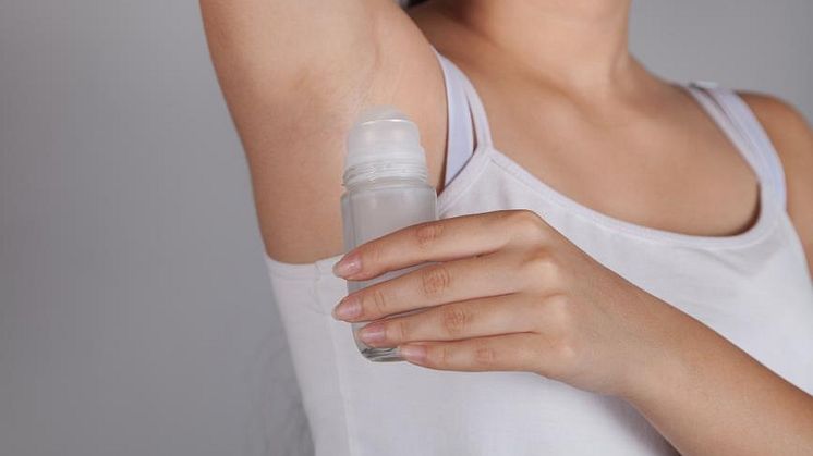 Applikation av deodorant. Foto: Shutterstock.