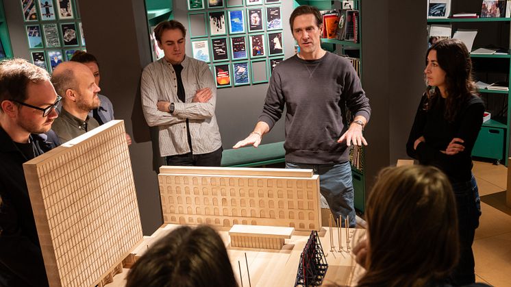Matias Falbdakken presenterer forslaget for juryen i 22julisenteret 20 jan
