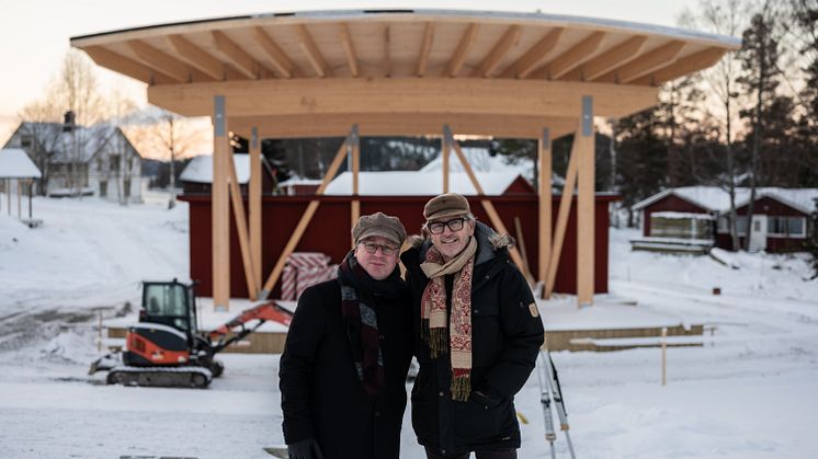 Den 11 juli är det världspremiär för Bygdesplet Höga Kusten av Tomas Ledin.  Här vid Höga Kusten Friluftsteater i Lövvik tillsammans med regissören Markus Virta, kanske mest känd för musikalsuccén ”Så som i himlen”. 