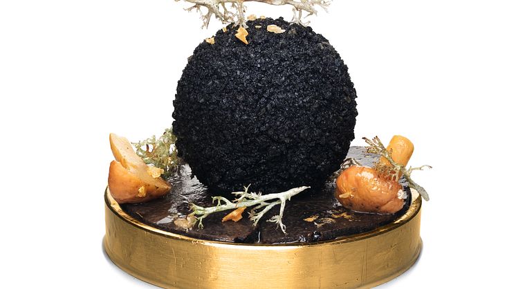Smaker av den svenska skogen: Tryffelkrydddad krokett med pärlhönshjärta, muskelmage och fötter samt torkad svart trumpetsvamp; syrade kantareller; smörstekt och glaserad karljohansvamp; frasig lav.