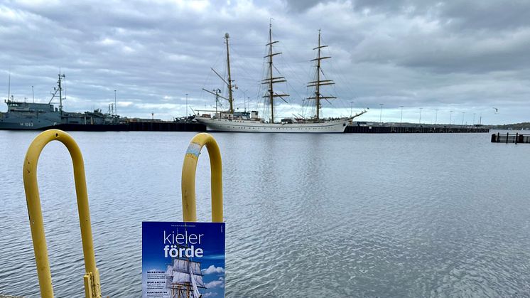 Das Titelblatt des neuen Urlaubsmagazins schmückt die "Gorch Fock" - ein Segelschulschiff der Deutschen Marine,  das im Kieler Hafen beheimatet und als Wahrzeichen der Stadt weltberühmt ist.