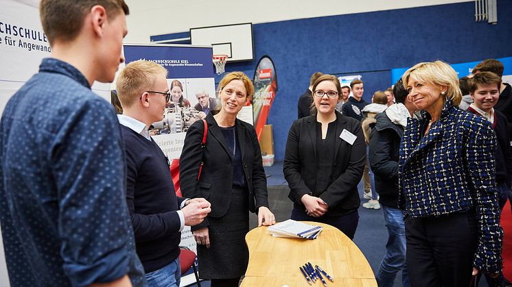 Bildungsministerin Karin Prien und Ingeborg Prinzessin zu Schleswig-Holstein, Vorsitzende der Stiftung Louisenlund beim Weltmarktführer-Forum im Dialog mit MINT-Talenten 