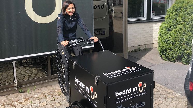 Lara på sin lådcykel