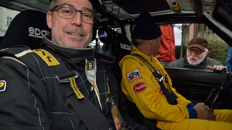 Toni og Per i køredragter i Audi 80 (foto Michael Eisenberg)