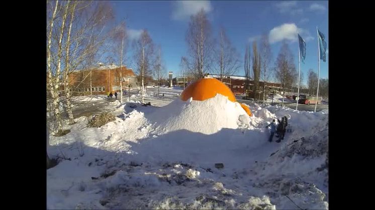 Se snöigloon växa fram
