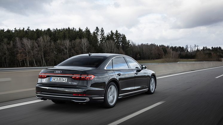 Audi A8 L TFSI e (Vesuvgrå)