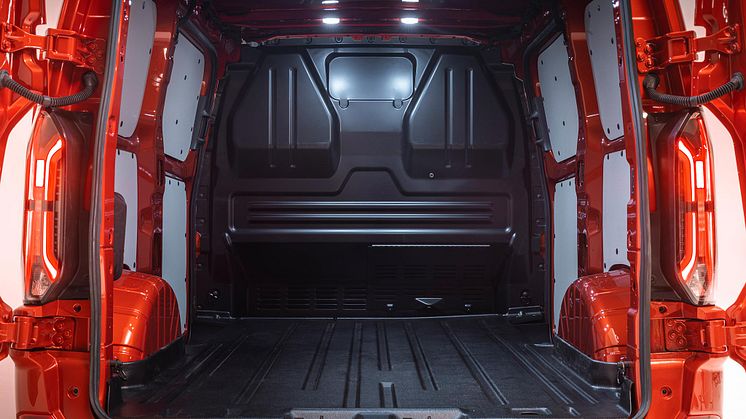 FordTransitCustom_LimitedVan_ArtisanRed_013-LOW