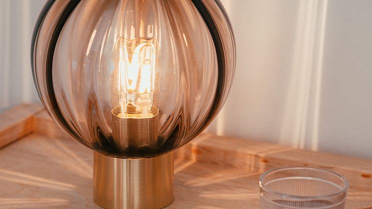 Nyhet - krystallkule bordlampe med messing sokkel