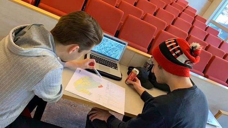 Här jobbar studenterna Alex Holmstrand och Viktor Andersson med en av detaljplanerna.