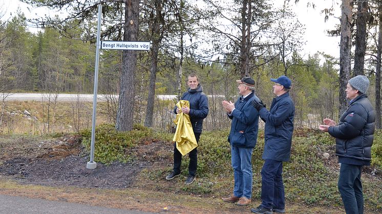 Idag avtäckte Kirunas kommunalråd Gunnar Selberg skylten för Bengt Hultqvists väg utanför Rymdcampus i  Kiruna. På plats fanns Stas Barabash (IRF), Olle Norberg (LTU) och Craig Heinselman (EISCAT).  Foto: Annelie Klint Nilsson, IRF.
