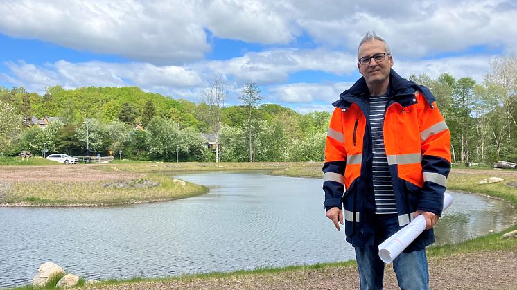 Salwan Zaynal är projektledare för dagvattenanläggningen vid Kryddammen i Angered. Här sjunker föroreningar till botten och schaktas bort. Foto Ulrika Naezer