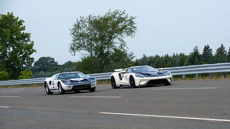 2022 Ford GT ’64 Heritage Edition and 1964 Ford GT prototype_08