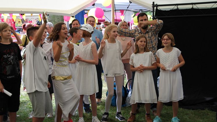 TüV Rheinland Oberschule führt Musical zum Tag der offenen Tür auf und übergibt Spende