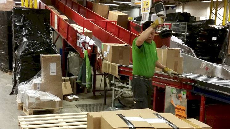 Full fart på Postens Godsesenter i Oslo. I morgen kommer det enda flere pakker. FOTO: Madeleine Skarning / Posten