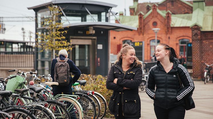 Två ungdomar i samtal vid Kävlinge station. Foto: Anders Ebefeldt, Studio-e