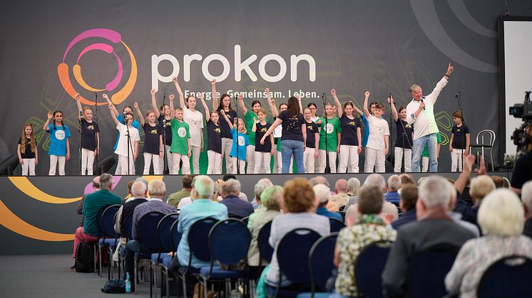 Reinhard Horn präsentierte mit einem Kinderchor Lieder aus dem Projekt „Earth Choir Kids“ bei der diesjährigen Jahresversammlung der Energiegenossenschaft Prokon.