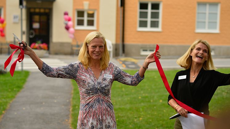 Idag invigde logopedkliniken sitt nyrenoverade, helt egna hus på Danderyds sjukhus. Här klipps banden av vd Yvonne Haglund Åkerlind och verksamhetschef Helén Norström. Foto: Anders Hellblom.