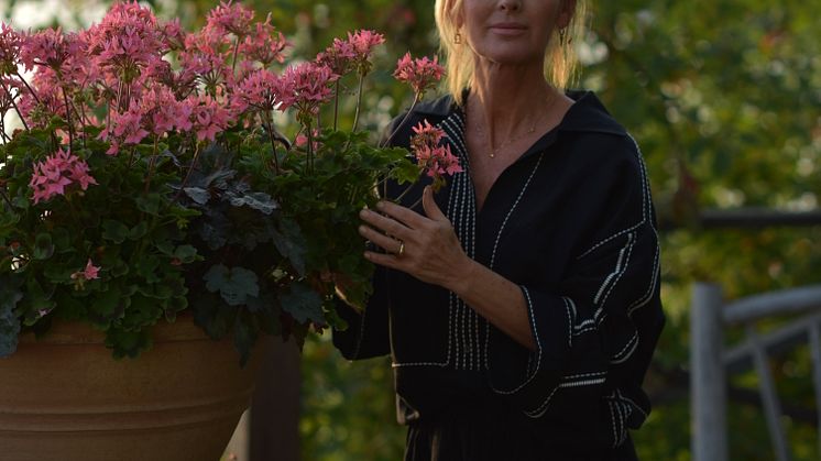 Årets Presentatör Victoria Skoglund med Årets Pelargon 2025 – Stjärnpelargon (Summer Twist-Serien) SUMMER TWIST ROSE