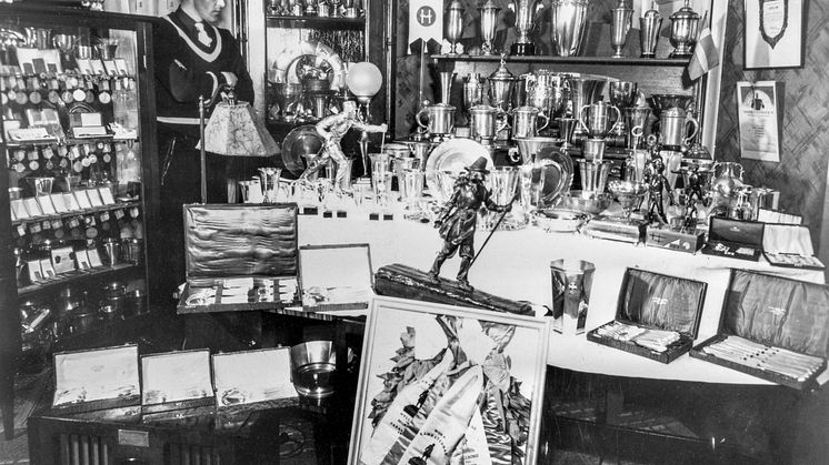 Arthur Häggblad med sin prissamling och Vasaloppets segertrofe i centrum - Foto Västerbottens museum
