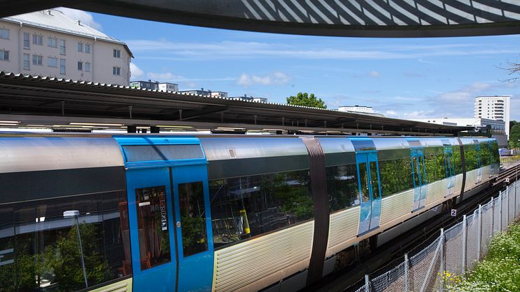 Tunnelbanetåg på plattform