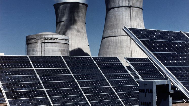 Bilden visar en mix av kärnkraft och solenergi