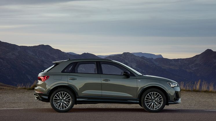 Audi Q3 (chronosgrå) statisk fra siden
