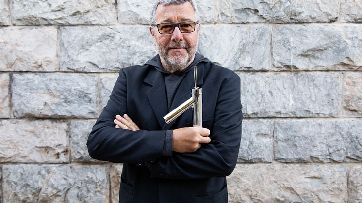 Philippe Starck med den ikoniske AXOR Starck vandhane som i år fejrer 25 års jubilæum