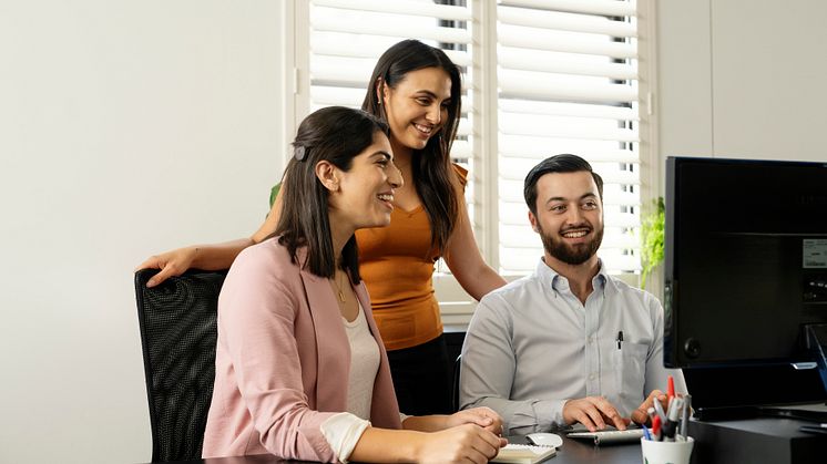 Im Büro mit dem Cochlear™ Nucleus® Kanso® 2 Soundprozessor 