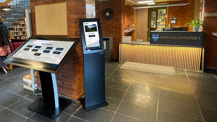 Besøkende til rådhuset i Ullensvang kommune blir effektivt tatt i mot av digitale løsninger
