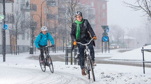 Vintercyklist i Sollentuna
