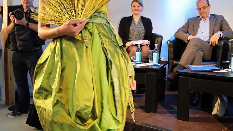 Präsentation einer Belvedere-Robe aus reiner Seide von Jungdesignerin Jana Wahn