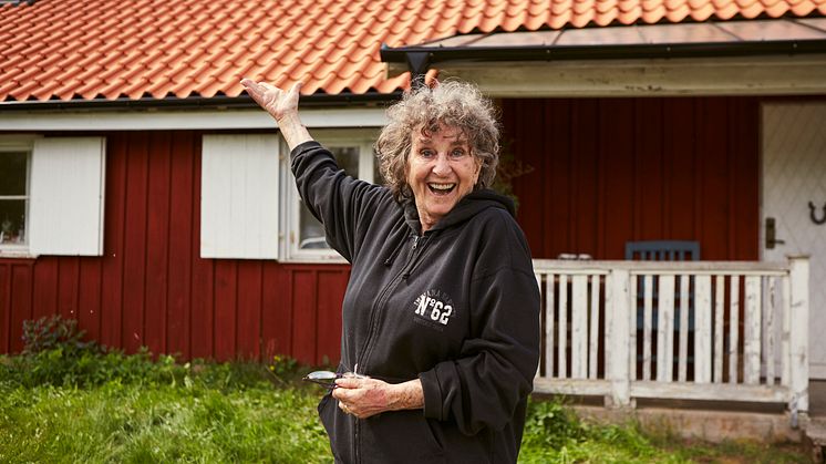 Siw Malmkvist framför det nylagda Vittinge-taket