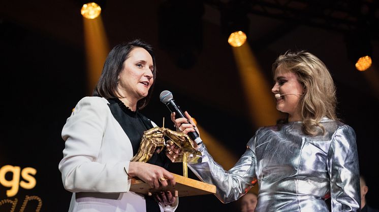 Pinewoods marknadschef Charlotta Malmberg blir intervjuad av galans konferencier Sofia Dalén.