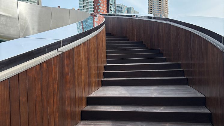Kebony-Holztreppe im FENIX Museum: Nachhaltige Architektur, doppelte Helix, Design von MAD Architects in Rotterdam.