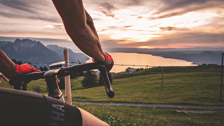 Roadbiker geniesst den Sonnenuntergang über dem Genfersee bei Agittes, © Schweiz Tourismus.