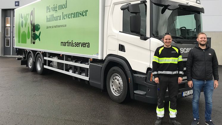 Chaufför Simon Sjöberg och transportledare Marcus Stockberg vid den senast levererade biogasbilen som kör ut varor från Martin & Servera i Norrköping.