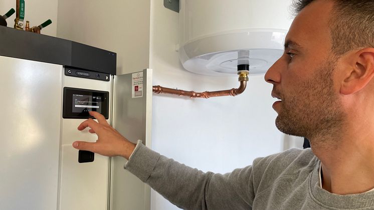Nicolas Polakof Cor visar sin värmepump. Foto Johanna Wallin