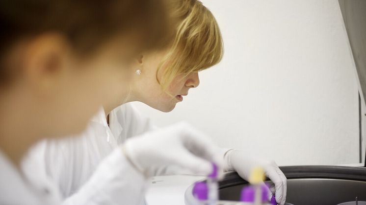 Umeå universitet satsar på ökad användning av blodprover från hälsoundersökningar, i forskningen inom precisionshälsa.