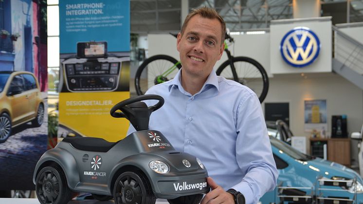 Filialchef Nils Rodh, Volkswagen Aalborg, med en af de 87 skubbebiler, der fungerer som indsamlingsbøsse, før den bliver leveret til børneafdelingen på Sygehus Nord