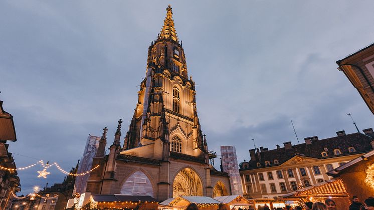 Berner Münster mit Weihnachtsmarkt (c) Digitale Massarbeit