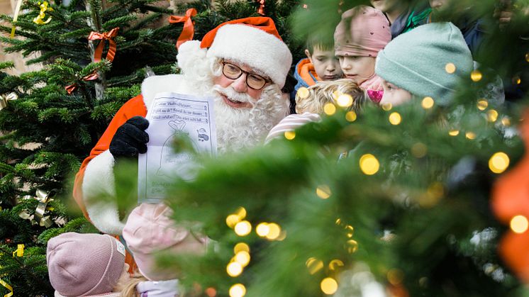 Der Weihnachtsmann ist wieder in Himmelpfort im Ruppiner Seenland! Von dort aus beantwortet er jedes Jahr die Briefe der Kinder. Natürlich kann man ihn auch dort besuchen. Foto: Deutsche Post/Jens Schlüter.